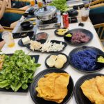 🌈Ngày hôm nay của quý khách thế nào..😋 💕Làm quen với trường mới, bạn mới, vận động, tích cực học tập cả buổi chắc hẳn đã cạn kiệt phần nào năng lượng rồi vạn nhỉ ..!!😌😌 🎀 Đừng lo, đã có 𝑵𝑯𝑨̀ 𝑯𝑨̀𝑵𝑮 𝑺𝑨̆́𝑪 𝑴𝑨̀𝑼 luôn ở đây đợi quý khách với những món 𝐋𝐚̂̉𝐮 𝐂𝐡𝐚𝐲 𝐂𝐚𝐨 𝐂𝐚̂́𝐩 𝐓𝐡𝐮̛𝐨̛̣𝐧𝐠 𝐇𝐚̣𝐧𝐠 & 𝑮𝑶̉𝑰 𝑵𝑮𝑼̉ 𝑺𝑨̆́𝑪 * 𝑪𝑶̛𝑴 𝑪𝑯𝑰𝑬̂𝑵 𝑵𝑮𝑼̉ 𝑺𝑨̆́𝑪 * 𝑪𝑯𝑨̉ 𝑮𝑰𝑶̀ 𝑵𝑮𝑼̉ 𝑺𝑨̆́𝑪 nóng hổi, sẵn sàng phục vụ quý khách với hết thảy tận tâm yêu thương …!! ✔️ Giờ ăn đến rồi, quý khách đã có cuộc hẹn nào chưa, nếu chưa mình ưu ái cho 𝑵𝑯𝑨̀ 𝑯𝑨̀𝑵𝑮 𝑺𝑨̆́𝑪 𝑴𝑨̀𝑼 với nha..!!🥳 📍⭐️𝑵𝑯𝑨̀ 𝑯𝑨̀𝑵𝑮 𝑺𝑨̆́𝑪 𝑴𝑨̀𝑼 𝑁ℎ𝑎̣̂𝑛 đ𝑎̣̆𝑐 𝑡𝑖𝑒̣̂𝑐 𝑐𝑢̛𝑜̛́𝑖 , 𝑙𝑖𝑒̂𝑛 ℎ𝑜𝑎𝑛 , 𝑠𝑖𝑛ℎ 𝑛ℎ𝑎̣̂𝑡 , 𝑡𝑎̂́𝑡 𝑛𝑖𝑒̂𝑛 , ℎ𝑜̣𝑝 𝑚𝑎̣̆𝑡 , 𝑠𝑢̛̣ 𝑘𝑖𝑒̣̂𝑛 𝑛𝑔𝑜𝑎̀𝑖 𝑡𝑟𝑜̛̀𝑖 , 𝑐ℎ𝑜 𝑡ℎ𝑢𝑒̂ 𝑠𝑎̉𝑛ℎ 𝑐𝑢̛𝑜̛́𝑖 ☘️☘️𝐂𝐡𝐮́𝐧𝐠 𝐓𝐨̂𝐢 𝐂𝐨́ 𝐒𝐡𝐢𝐩 𝐆𝐢𝐚𝐨 𝐓𝐚̣̂𝐧 𝐍𝐡𝐚̀☘️☘️ 📍⭐️Địa chỉ: 1368 Huỳnh Thị Hương, khu phố Lộc An, phường Trảng Bàng, thị xã Trảng Bàng (hướng đi từ Nhà Thờ Trảng Bàng đến gặp cầu An Phú/Thanh Niên thì rẽ trái vào 368m) hoặc đi theo chỉ dẫn của bản đồ google với link bit.ly/sacmaumaps 🪐 Nhà hàng mở cửa từ 7:00-22:00 mỗi ngày, diện tích khuôn viên hơn 2.000m2, sức chứa cùng lúc hàng trăm thực khách, có bãi đậu xe rộng rãi cho cả xe khách 50 chỗ ngồi ☎️ Hotline: 0868 2222 68 (call/zalo - đặt bàn, phản hồi) — tại Nhà hàng lẩu chay cao cấp Sắc Màu Trảng Bàng.