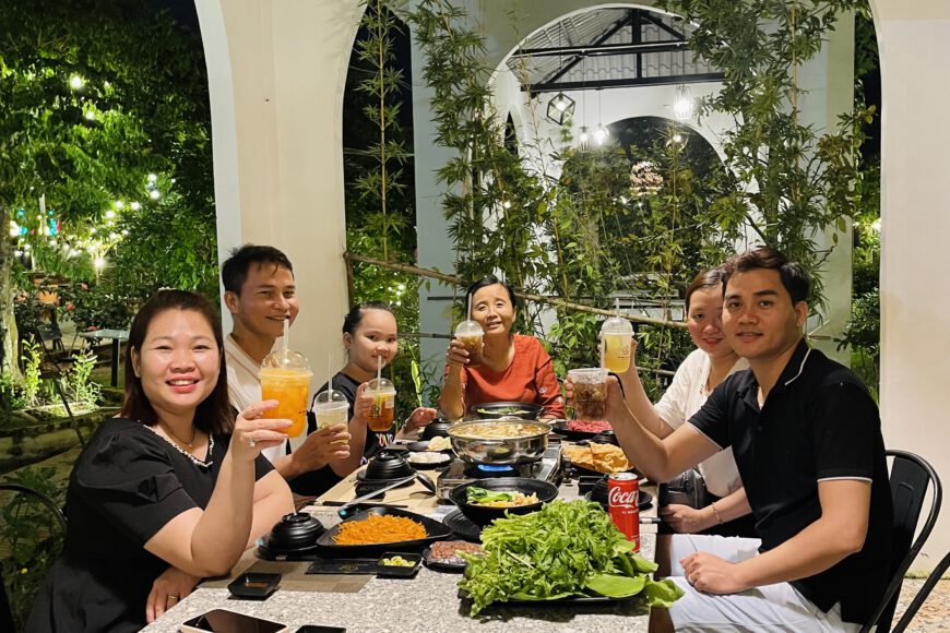 🌈Ngày hôm nay của quý khách thế nào..😋 💕Làm quen với trường mới, bạn mới, vận động, tích cực học tập cả buổi chắc hẳn đã cạn kiệt phần nào năng lượng rồi vạn nhỉ ..!!😌😌 🎀 Đừng lo, đã có 𝑵𝑯𝑨̀ 𝑯𝑨̀𝑵𝑮 𝑺𝑨̆́𝑪 𝑴𝑨̀𝑼 luôn ở đây đợi quý khách với những món 𝐋𝐚̂̉𝐮 𝐂𝐡𝐚𝐲 𝐂𝐚𝐨 𝐂𝐚̂́𝐩 𝐓𝐡𝐮̛𝐨̛̣𝐧𝐠 𝐇𝐚̣𝐧𝐠 & 𝑮𝑶̉𝑰 𝑵𝑮𝑼̉ 𝑺𝑨̆́𝑪 * 𝑪𝑶̛𝑴 𝑪𝑯𝑰𝑬̂𝑵 𝑵𝑮𝑼̉ 𝑺𝑨̆́𝑪 * 𝑪𝑯𝑨̉ 𝑮𝑰𝑶̀ 𝑵𝑮𝑼̉ 𝑺𝑨̆́𝑪 nóng hổi, sẵn sàng phục vụ quý khách với hết thảy tận tâm yêu thương …!! ✔️ Giờ ăn đến rồi, quý khách đã có cuộc hẹn nào chưa, nếu chưa mình ưu ái cho 𝑵𝑯𝑨̀ 𝑯𝑨̀𝑵𝑮 𝑺𝑨̆́𝑪 𝑴𝑨̀𝑼 với nha..!!🥳 📍⭐️𝑵𝑯𝑨̀ 𝑯𝑨̀𝑵𝑮 𝑺𝑨̆́𝑪 𝑴𝑨̀𝑼 𝑁ℎ𝑎̣̂𝑛 đ𝑎̣̆𝑐 𝑡𝑖𝑒̣̂𝑐 𝑐𝑢̛𝑜̛́𝑖 , 𝑙𝑖𝑒̂𝑛 ℎ𝑜𝑎𝑛 , 𝑠𝑖𝑛ℎ 𝑛ℎ𝑎̣̂𝑡 , 𝑡𝑎̂́𝑡 𝑛𝑖𝑒̂𝑛 , ℎ𝑜̣𝑝 𝑚𝑎̣̆𝑡 , 𝑠𝑢̛̣ 𝑘𝑖𝑒̣̂𝑛 𝑛𝑔𝑜𝑎̀𝑖 𝑡𝑟𝑜̛̀𝑖 , 𝑐ℎ𝑜 𝑡ℎ𝑢𝑒̂ 𝑠𝑎̉𝑛ℎ 𝑐𝑢̛𝑜̛́𝑖 ☘️☘️𝐂𝐡𝐮́𝐧𝐠 𝐓𝐨̂𝐢 𝐂𝐨́ 𝐒𝐡𝐢𝐩 𝐆𝐢𝐚𝐨 𝐓𝐚̣̂𝐧 𝐍𝐡𝐚̀☘️☘️ 📍⭐️Địa chỉ: 1368 Huỳnh Thị Hương, khu phố Lộc An, phường Trảng Bàng, thị xã Trảng Bàng (hướng đi từ Nhà Thờ Trảng Bàng đến gặp cầu An Phú/Thanh Niên thì rẽ trái vào 368m) hoặc đi theo chỉ dẫn của bản đồ google với link bit.ly/sacmaumaps 🪐 Nhà hàng mở cửa từ 7:00-22:00 mỗi ngày, diện tích khuôn viên hơn 2.000m2, sức chứa cùng lúc hàng trăm thực khách, có bãi đậu xe rộng rãi cho cả xe khách 50 chỗ ngồi ☎️ Hotline: 0868 2222 68 (call/zalo - đặt bàn, phản hồi) — tại Nhà hàng lẩu chay cao cấp Sắc Màu Trảng Bàng.