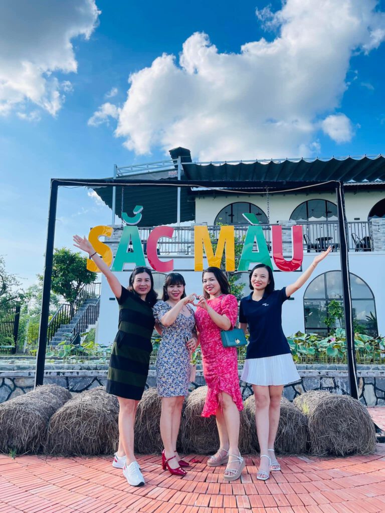 🌈 Nếu có một sự hài lòng nào đó....đó chắc hẳn là đến từ một bữa ăn ngon 𝑵𝑯𝑨̀ 𝑯𝑨̀𝑵𝑮 𝑺𝑨̆́𝑪 𝑴𝑨̀𝑼 cảm ơn quý khách nhìu, chúc Quý khách buổi chiều tốt lành ah..!!😍 📍⭐️𝑵𝑯𝑨̀ 𝑯𝑨̀𝑵𝑮 𝑺𝑨̆́𝑪 𝑴𝑨̀𝑼 𝑁ℎ𝑎̣̂𝑛 đ𝑎̣̆𝑐 𝑡𝑖𝑒̣̂𝑐 𝑐𝑢̛𝑜̛́𝑖 , 𝑙𝑖𝑒̂𝑛 ℎ𝑜𝑎𝑛 , 𝑠𝑖𝑛ℎ 𝑛ℎ𝑎̣̂𝑡 , 𝑡𝑎̂́𝑡 𝑛𝑖𝑒̂𝑛 , ℎ𝑜̣𝑝 𝑚𝑎̣̆𝑡 , 𝑠𝑢̛̣ 𝑘𝑖𝑒̣̂𝑛 𝑛𝑔𝑜𝑎̀𝑖 𝑡𝑟𝑜̛̀𝑖 , 𝑐ℎ𝑜 𝑡ℎ𝑢𝑒̂ 𝑠𝑎̉𝑛ℎ 𝑐𝑢̛𝑜̛́𝑖 ☘️☘️𝐂𝐡𝐮́𝐧𝐠 𝐓𝐨̂𝐢 𝐂𝐨́ 𝐒𝐡𝐢𝐩 𝐆𝐢𝐚𝐨 𝐓𝐚̣̂𝐧 𝐍𝐡𝐚̀☘️☘️ 📍⭐️Địa chỉ: 1368 Huỳnh Thị Hương, khu phố Lộc An, phường Trảng Bàng, thị xã Trảng Bàng (hướng đi từ Nhà Thờ Trảng Bàng đến gặp cầu An Phú/Thanh Niên thì rẽ trái vào 368m) hoặc đi theo chỉ dẫn của bản đồ google với link bit.ly/sacmaumaps 🪐 Nhà hàng mở cửa từ 7:00-22:00 mỗi ngày, diện tích khuôn viên hơn 2.000m2, sức chứa cùng lúc hàng trăm thực khách, có bãi đậu xe rộng rãi cho cả xe khách 50 chỗ ngồi ☎️ Hotline: 0868 2222 68 (call/zalo - đặt bàn, phản hồi) — tại Nhà hàng lẩu chay cao cấp Sắc Màu Trảng Bàng.